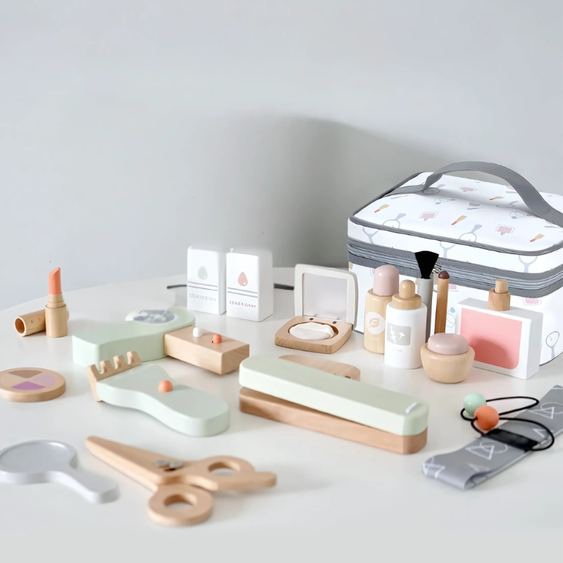 Gros plan sur des accessoires de maquillage en bois pour enfants
