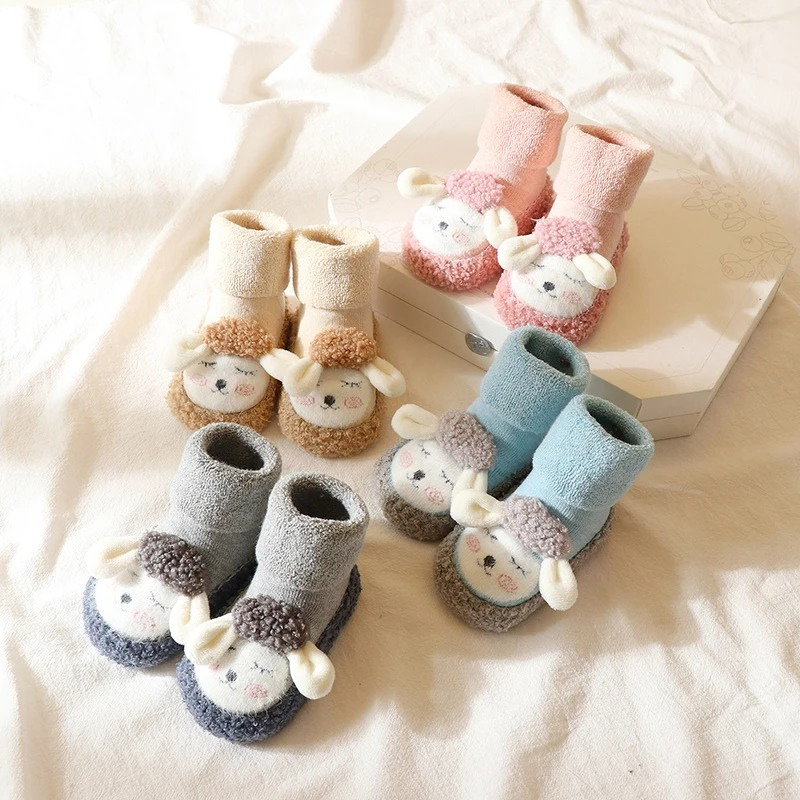 Vue de face des chaussures bébé en coton doux
