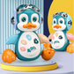 Enfant jouant avec un pingouin interactif lumineux et sonore