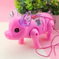 Enfant jouant avec le cochon musical lumineux