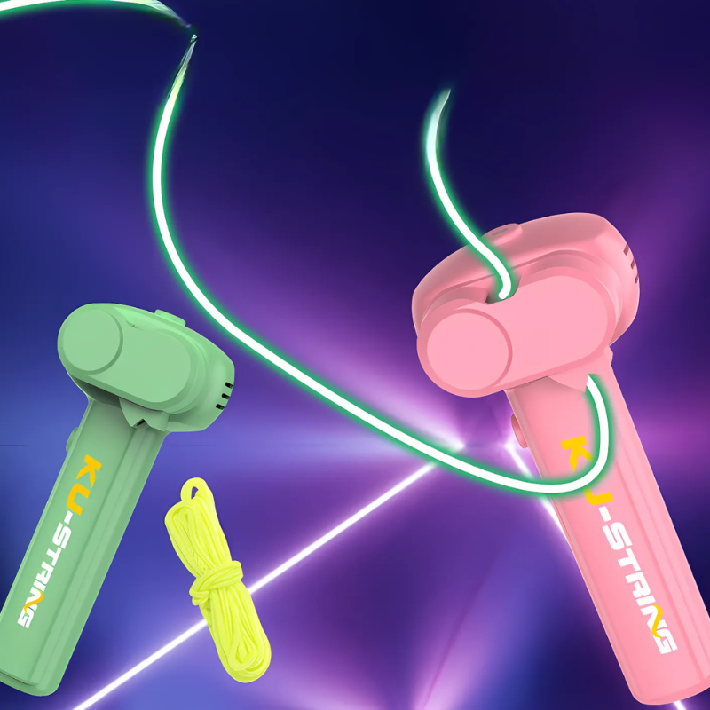 Corde lumineuse colorée posée sur une surface blanche