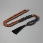 Gros plan sur les perles de Rudraksha et pierre de lave du Mala