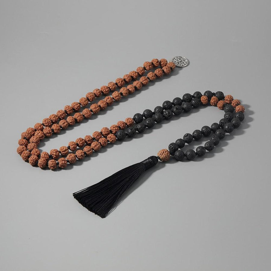 Gros plan sur les perles de Rudraksha et pierre de lave du Mala
