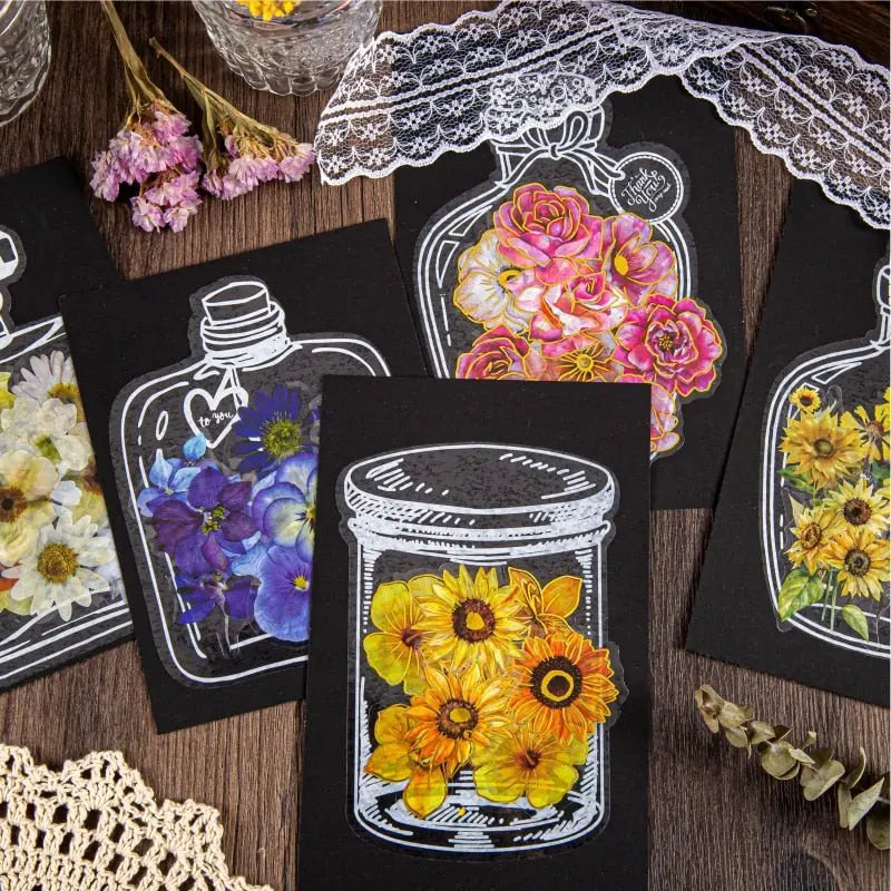 Marque-page avec fleurs séchées colorées sur fond blanc