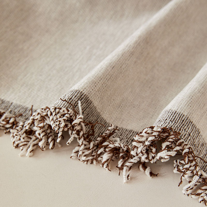 Détail des motifs ethniques sur le tissu marron