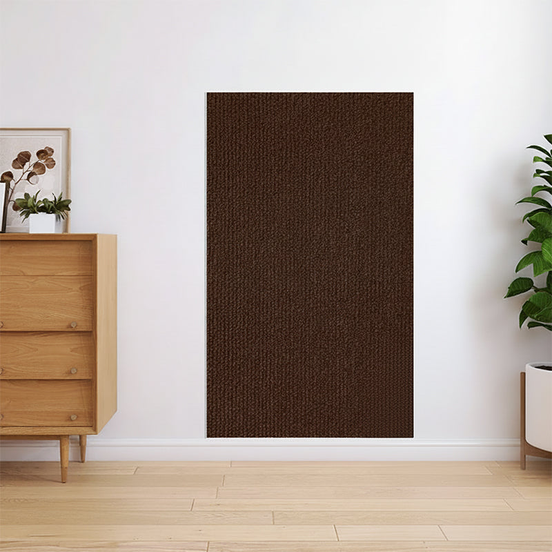 Tapis anti-griffes marron sur un canapé en cuir