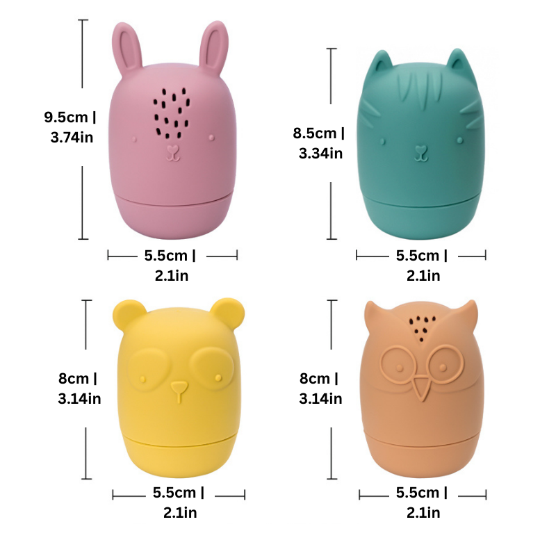Quatre jouets de bain en silicone flottant sur l'eau