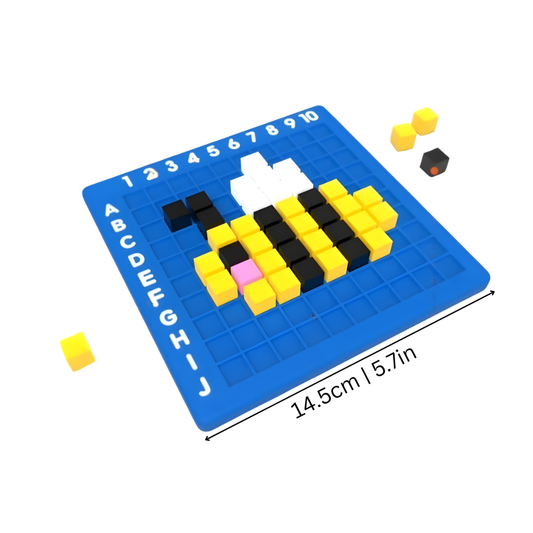 Enfant jouant avec un puzzle mosaïque coloré sur une table