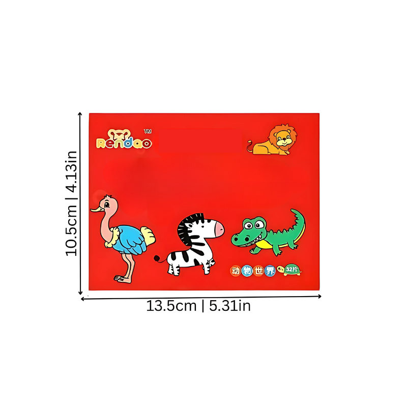 Enfant jouant avec un puzzle éducatif coloré sur une table