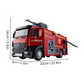 Camion de pompier rouge avec jets d'eau en action