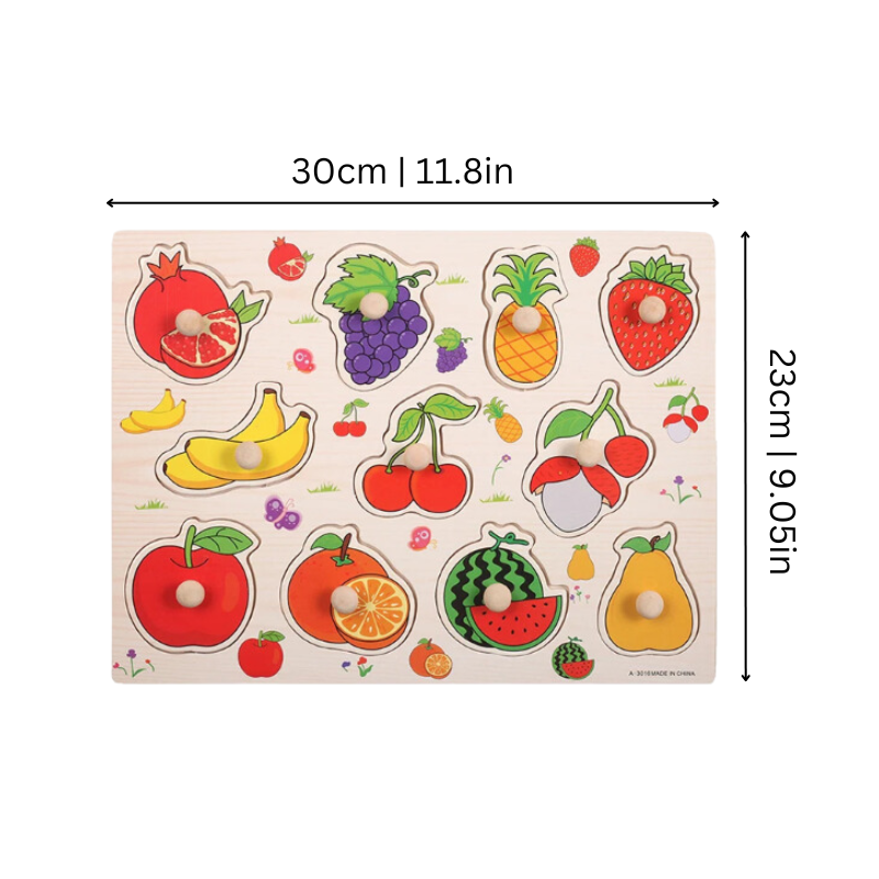 Enfant jouant avec un puzzle en bois coloré sur une table