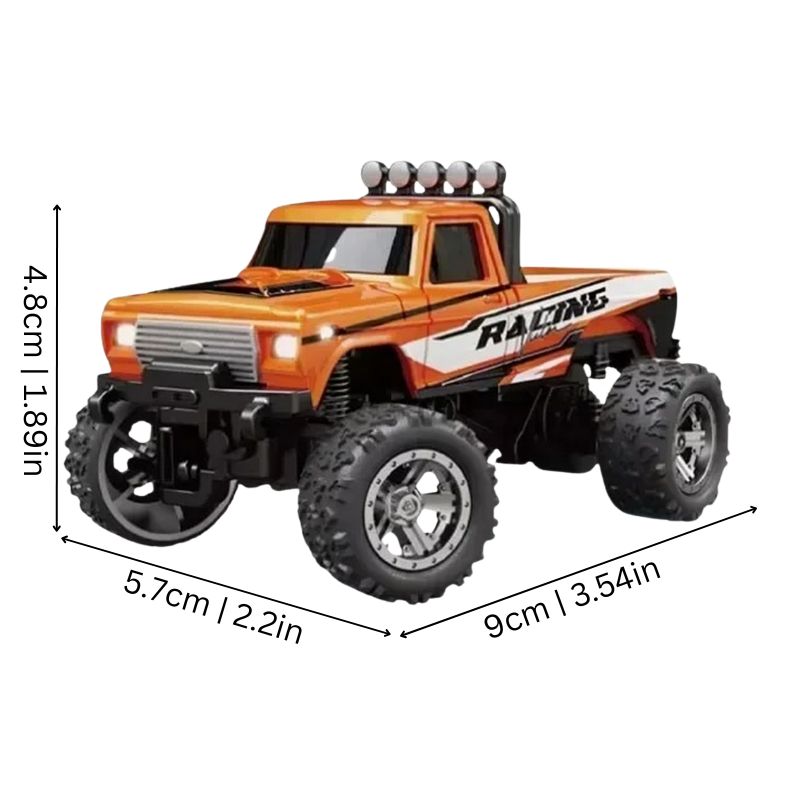 Vue de dessus du mini monster truck RC bleu sur fond blanc