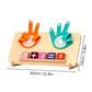 Enfant jouant avec un jeu éducatif en bois coloré