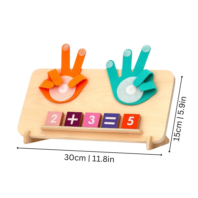 Enfant jouant avec un jeu éducatif en bois coloré