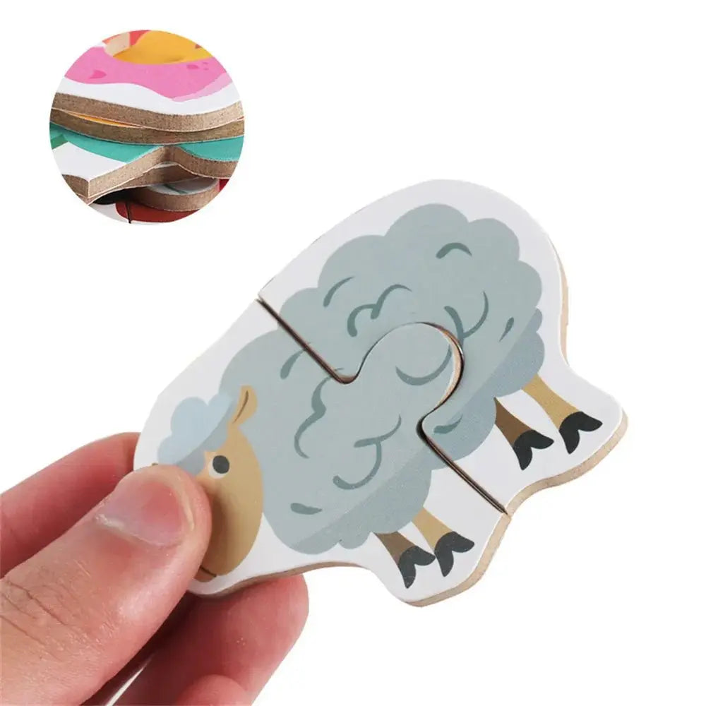 Enfant jouant avec un puzzle éducatif en bois sur table