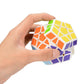 Megaminx blanc posé sur une surface en bois clair