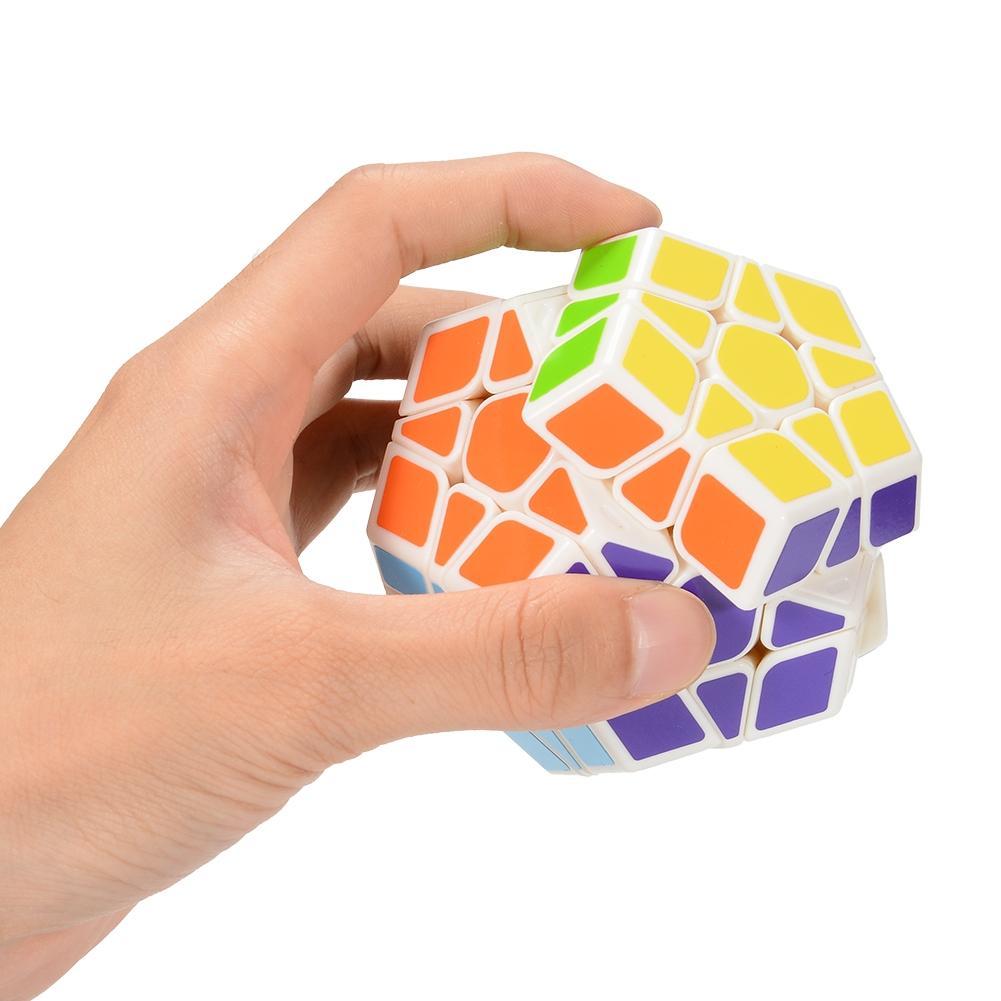 Megaminx blanc posé sur une surface en bois clair
