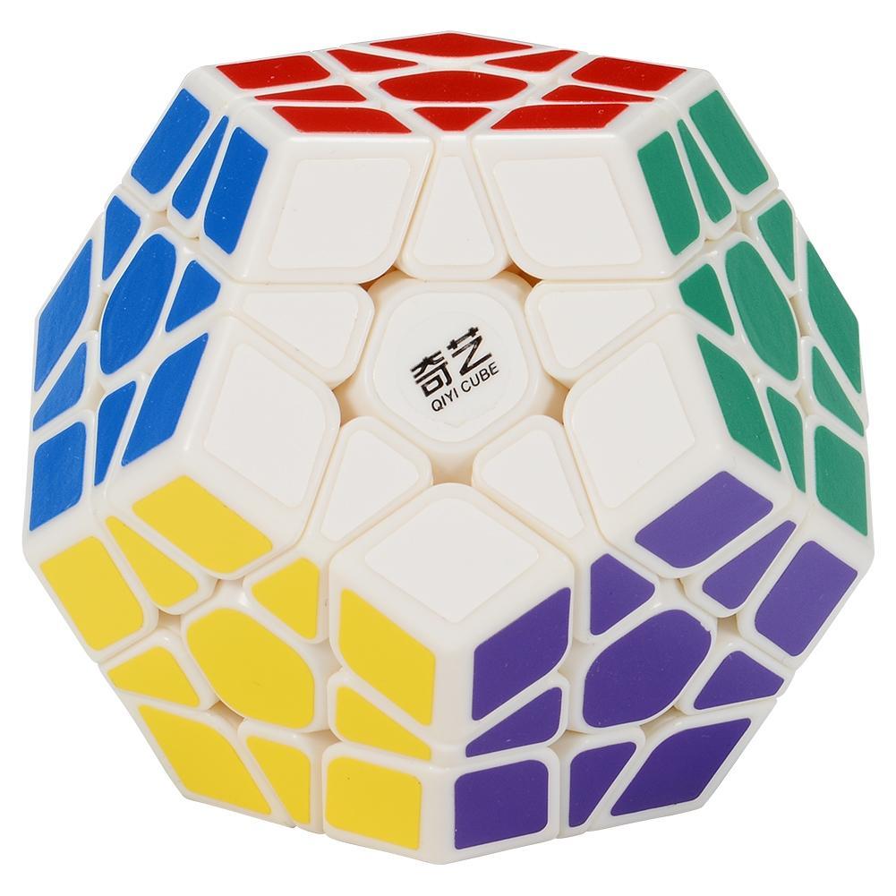Gros plan sur un Megaminx blanc avec détails des arêtes