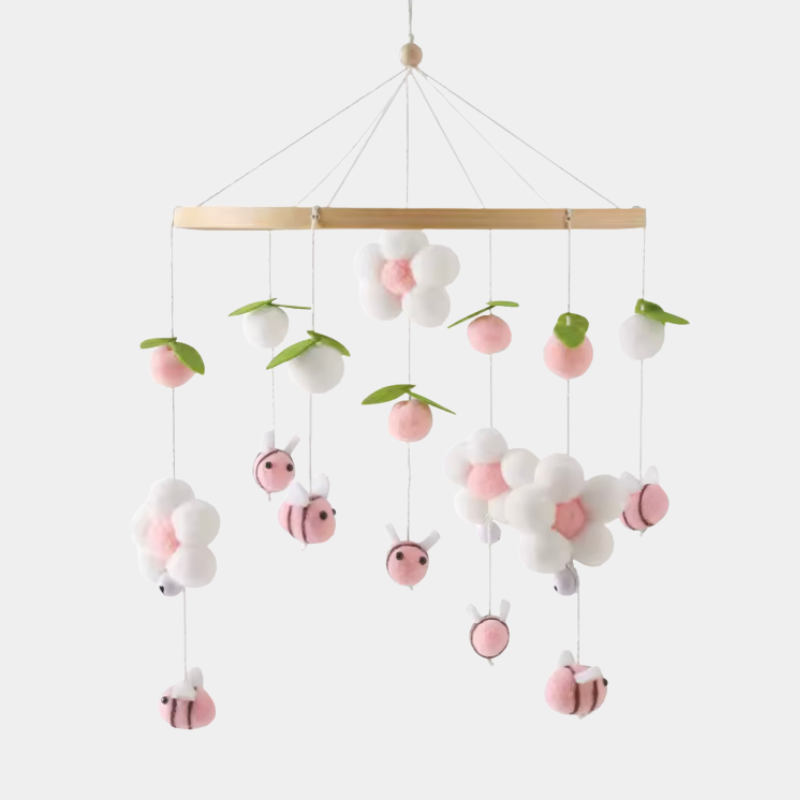 Mobile musical décoré de petites abeilles suspendues