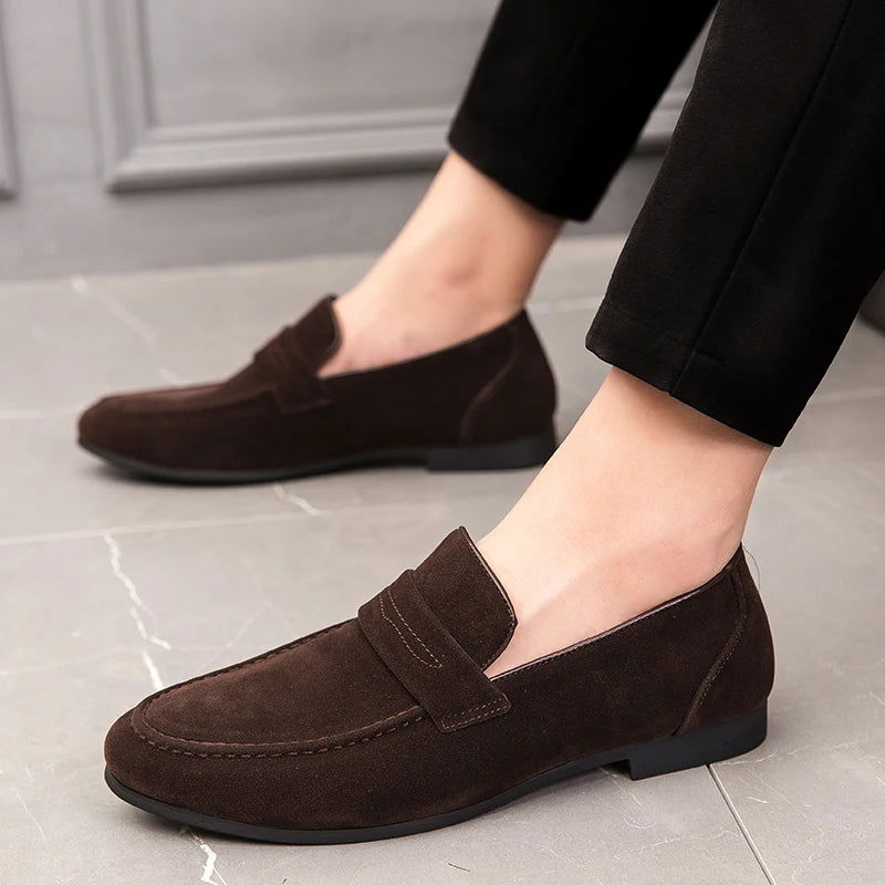 Vue de dessus des mocassins en daim, lacets visibles