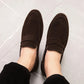 Mocassins élégants en daim, détail sur la couture