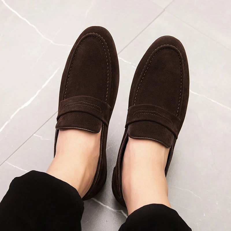 Mocassins élégants en daim, détail sur la couture