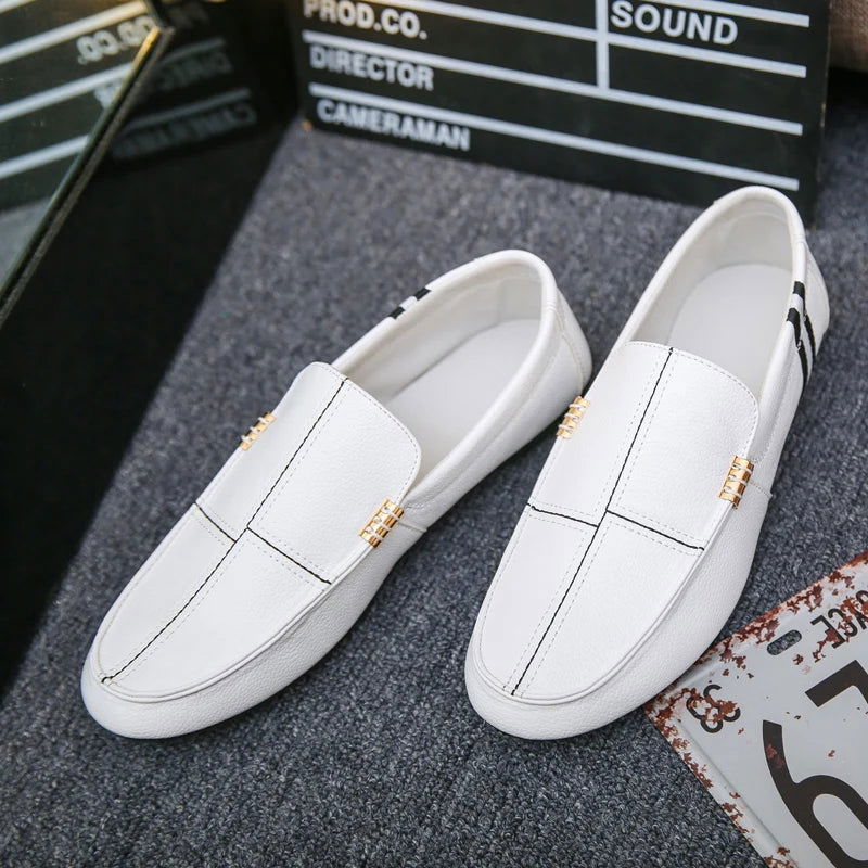 Vue latérale des mocassins élégants en simili cuir