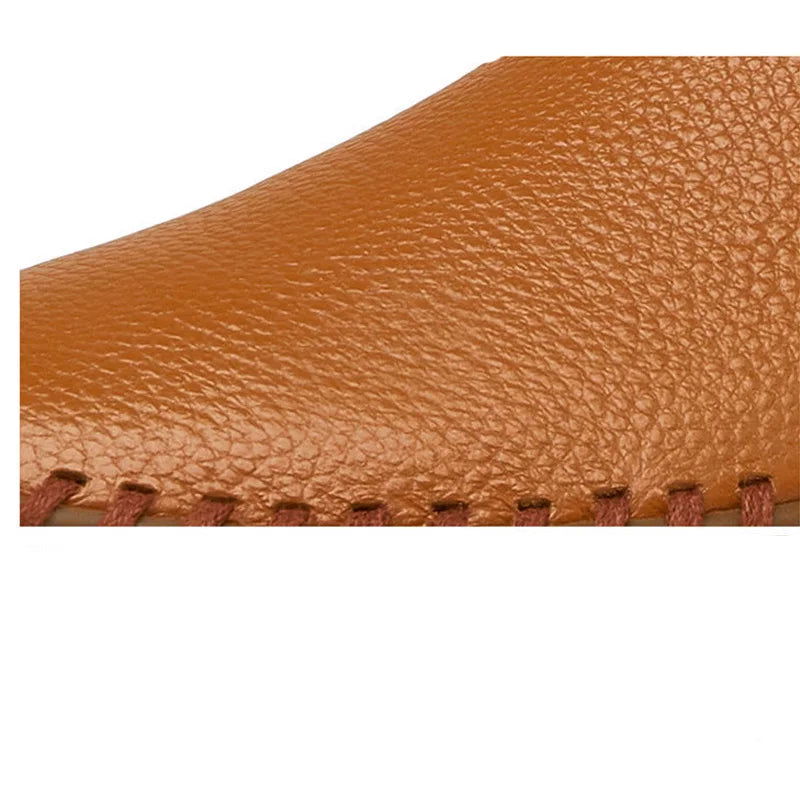 Gros plan sur la semelle texturée des mocassins pour une meilleure adhérence