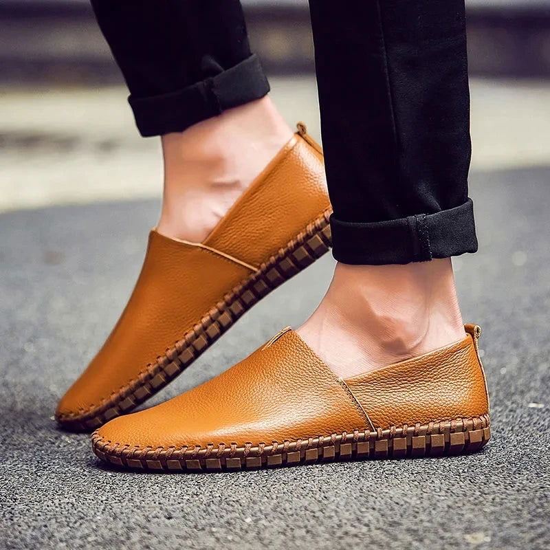 Détail de la couture raffinée sur le cuir des mocassins