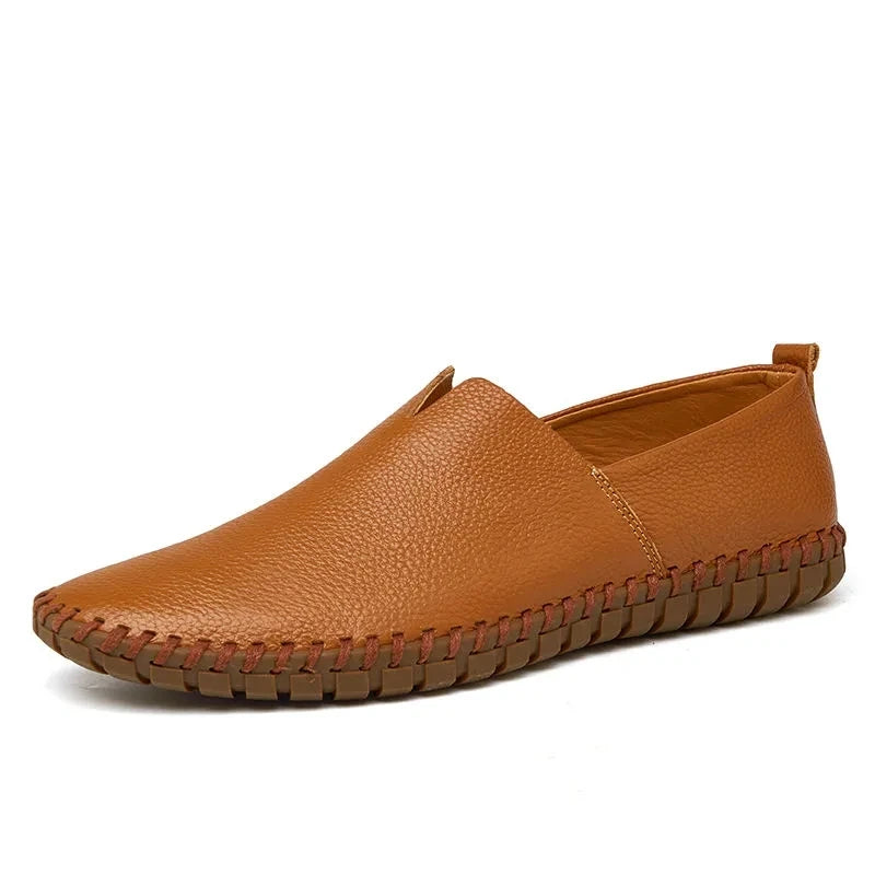 Mocassins en cuir, détail sur la texture du matériau