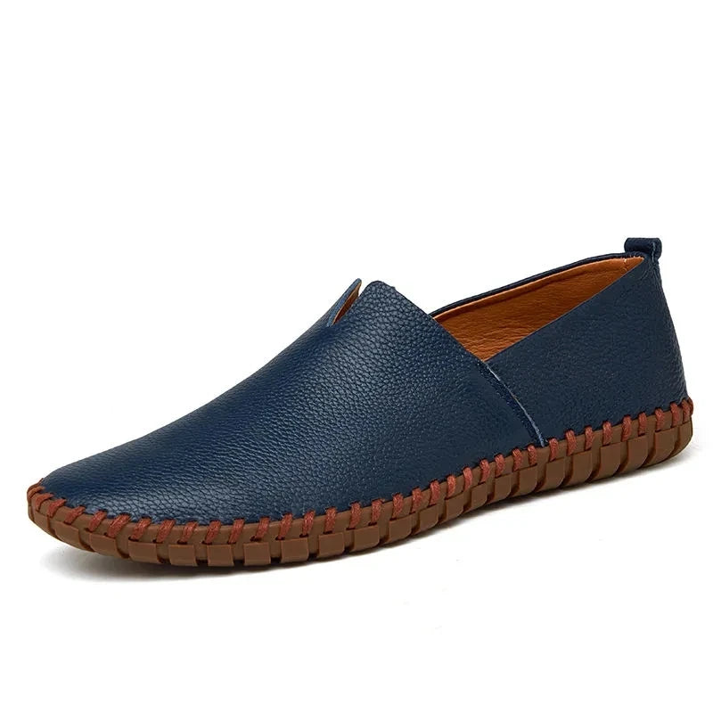 Vue d'ensemble des mocassins, soulignant le style décontracté