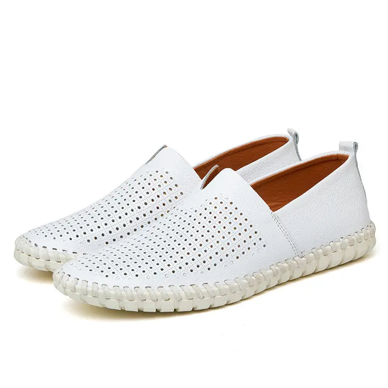 Vue latérale des mocassins, mettant en avant le design minimaliste
