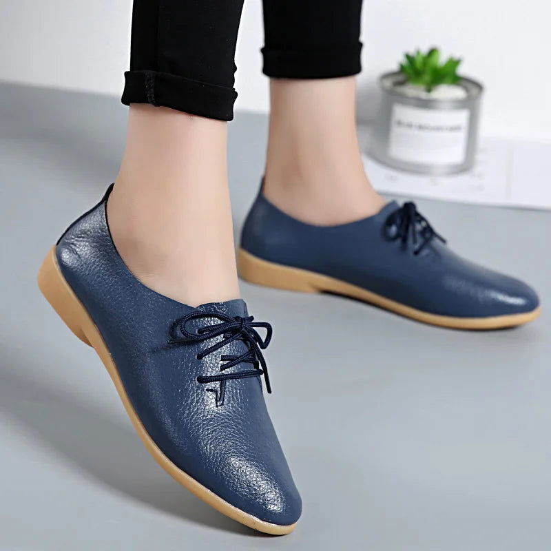 Gros plan sur les lacets délicats des mocassins en cuir