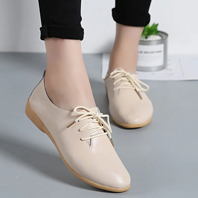 Mocassins derbies portés avec un pantalon décontracté