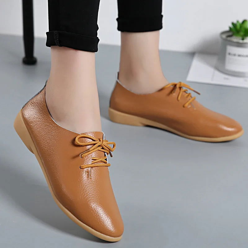 Détail de la couture fine sur le cuir des mocassins