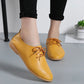 Mocassins derbies posés sur un fond neutre, design épuré