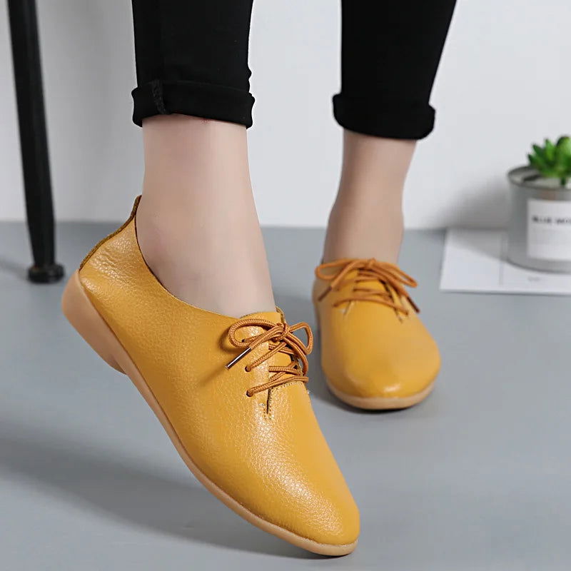 Mocassins derbies posés sur un fond neutre, design épuré