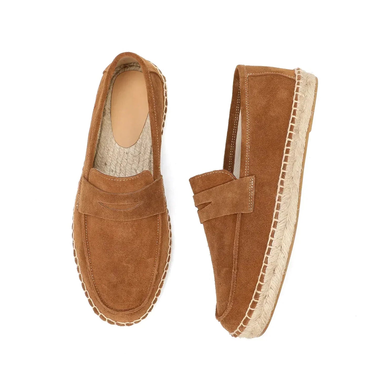 Mocassins espadrilles élégants posés sur une surface en bois