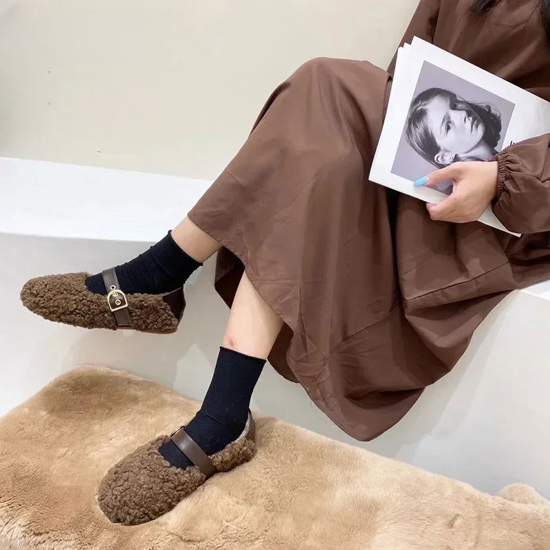 Vue de côté des chaussons en mouton synthétique
