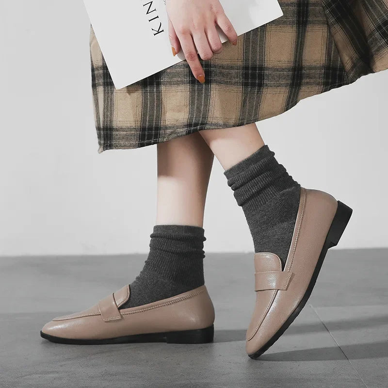 Vue latérale de mocassins noirs avec semelle antidérapante