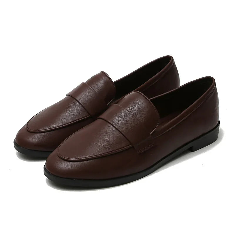Mocassins élégants portés avec un pantalon beige