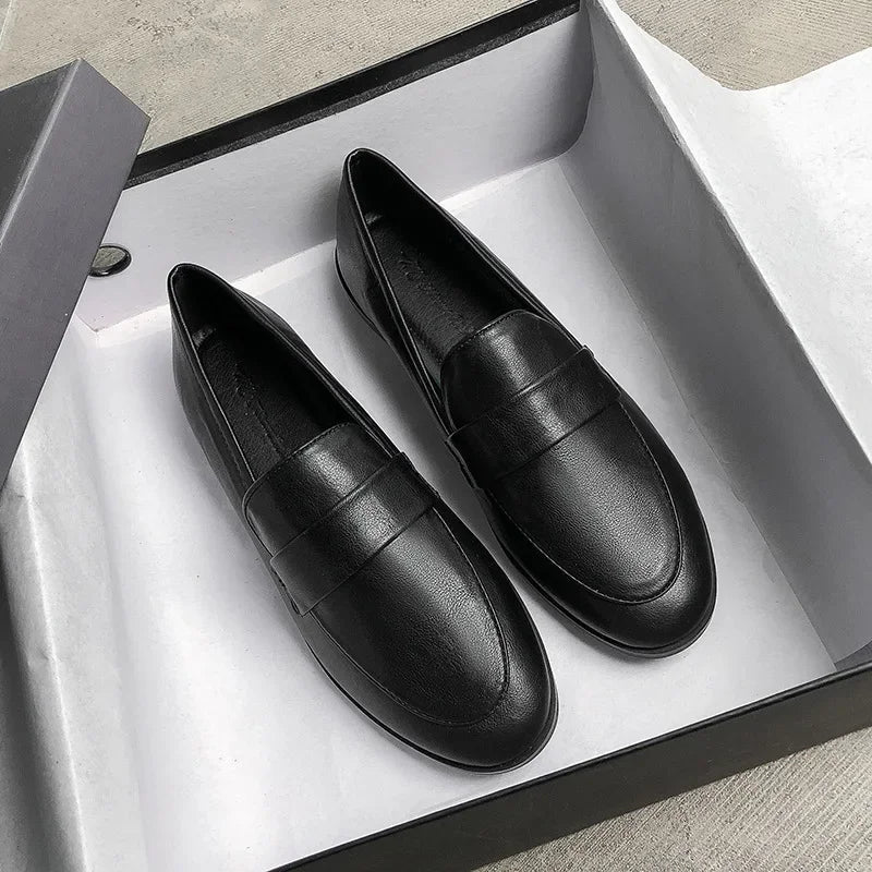 Vue de dessus des mocassins avec design épuré