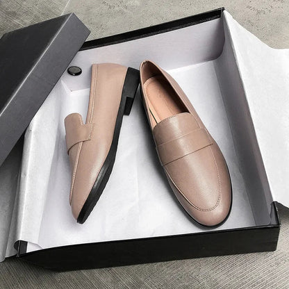 Mocassins marron posés sur une surface en bois