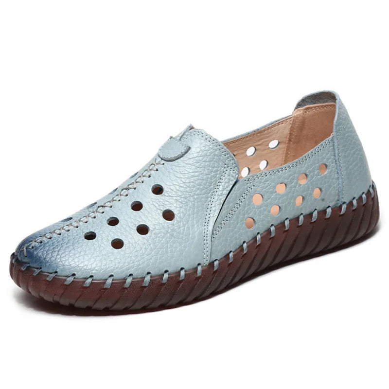 Détail de la texture du cuir des mocassins