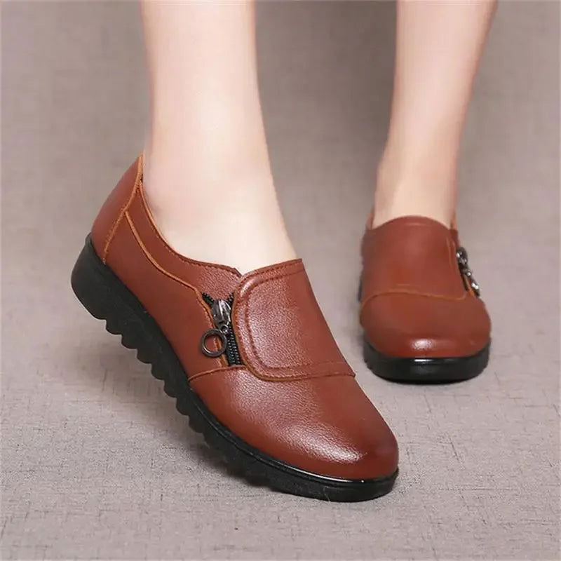 Vue latérale des mocassins confort femme en cuir
