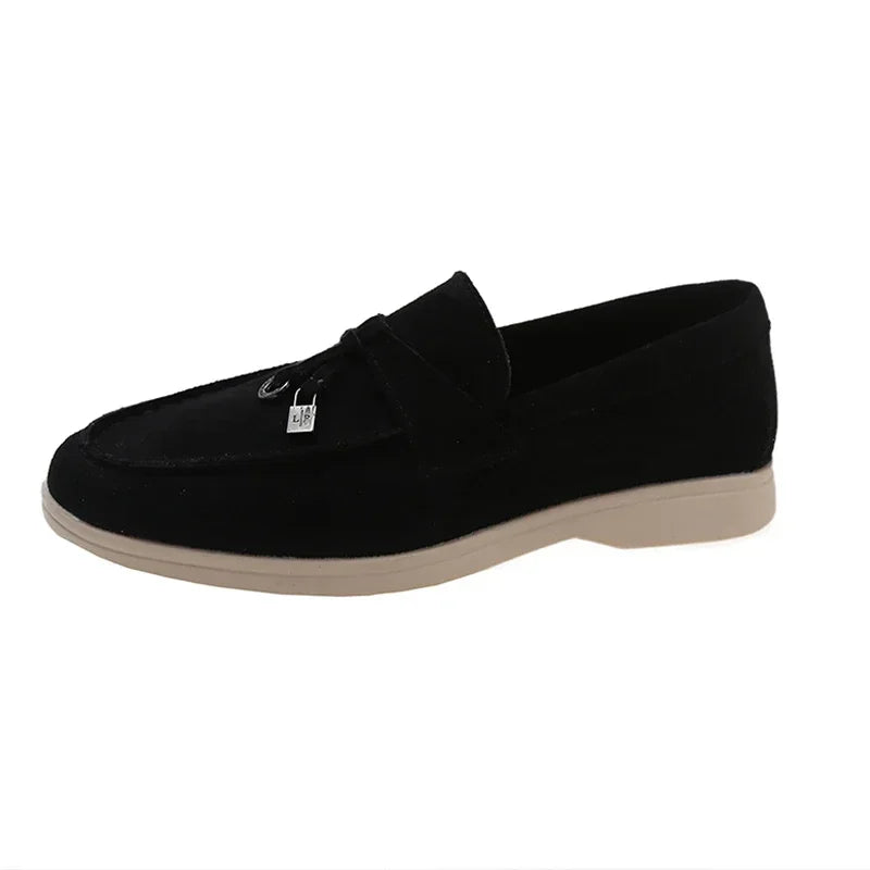 Profil latéral des mocassins avec nœud chic