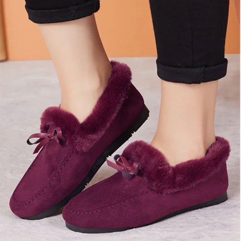 Vue de profil des mocassins d'hiver doublés en fourrure
