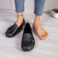 Mocassins pliés montrant leur flexibilité pratique