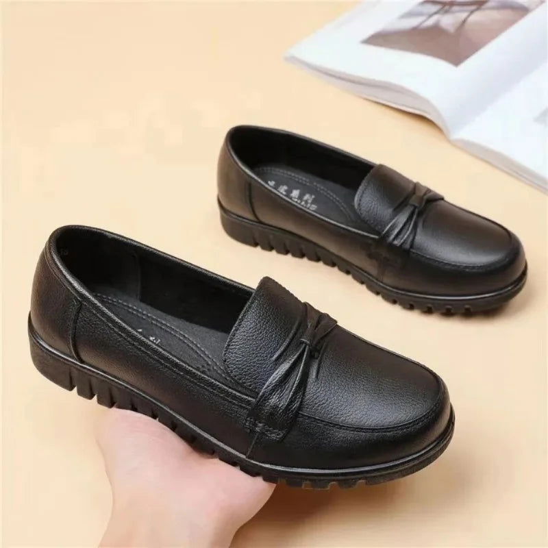 Gros plan sur le nœud décoratif des mocassins