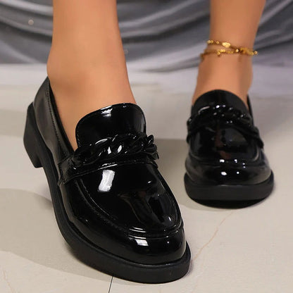 Vue de dessus des mocassins noirs en simili cuir